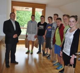 Sprejem devetošolcev iz Solčave pri županu Alojzu Lipniku