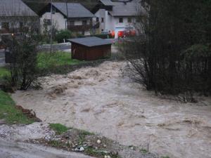 Sporočilo za javnost - Savinja s pritoki na Solčavskem zasipa in izpodjeda ceste.