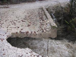Sporočilo za javnost - Savinja s pritoki na Solčavskem zasipa in izpodjeda ceste.