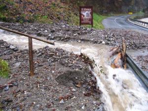 Sporočilo za javnost - Savinja s pritoki na Solčavskem zasipa in izpodjeda ceste.