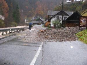 Sporočilo za javnost - Savinja s pritoki na Solčavskem zasipa in izpodjeda ceste.